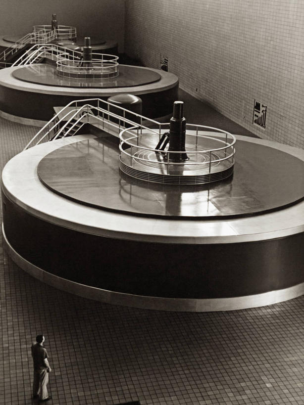 成年人,中年人,一个人,竖图,黑白,室内,美国,仅一个男性,仅一个人,仅一个中年男性,朦胧,模糊,发电机,摄影,能源,工程,田纳西,男人,男性,中年男性