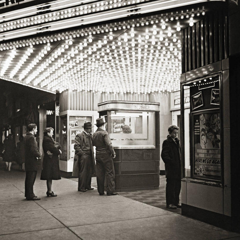 儿童,成年人,中年人,方图,黑白,室外,夜晚,电影院,美国,五个人,光,历史,售票处,摄影,伊利诺斯州,男孩,中年男性,中年女性,休闲活动