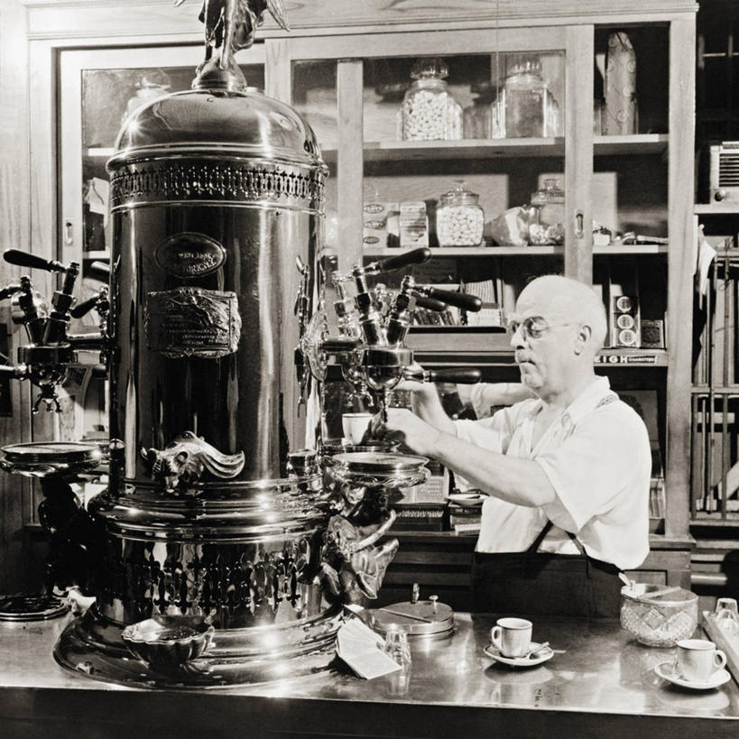 咖啡,成年人,老年人,一个人,方图,黑白,室内,幸福,纽约,美国,仅一个男性,仅一个人,工作,曼哈顿,食品,娱乐,饮料,仅一个老年男性,享受,休闲,温馨,放松,乐趣,摄影,提神,舒适,咖啡店,醒脑,高压蒸汽咖啡机,软饮料,格林威治村,老年男性,男人,男性