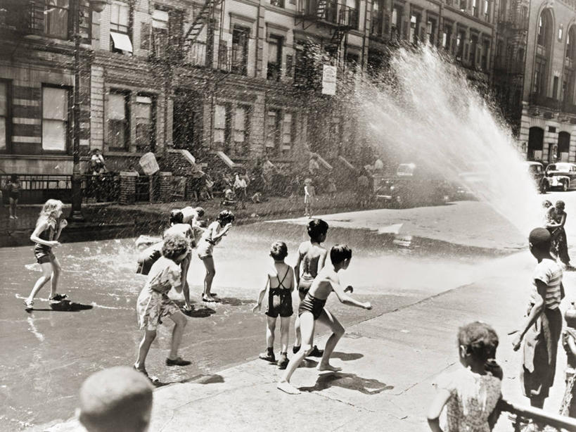 儿童,横图,黑白,室外,白天,纯洁,水,城市,道路,街道,路,公路,消防栓,纽约,美国,公寓,曼哈顿,交通,许多人,热,历史,夏天,一群人,可爱,童年,童趣,摄影,北美,北美洲,美洲,童真,烂漫,无邪,纽约市,纽约州,帝国之州,帝国州,北亚美利加洲,亚美利加洲,天真,男孩,女孩,马路,休闲活动,下东城,美利坚合众国,曼哈顿区,纽约县,曼哈顿岛