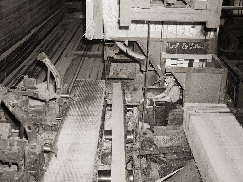 成年人,中年人,一个人,工厂,横图,黑白,室内,美国,仅一个男性,仅一个人,仅一个中年男性,木材,工业,摄影,锯子,电锯,锯,男人,男性,中年男性,制造厂,生产工厂