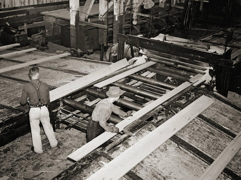 成年人,两个人,横图,黑白,室内,朦胧,模糊,木材,工业,摄影,锯子,电锯,锯,年轻男性,年轻人