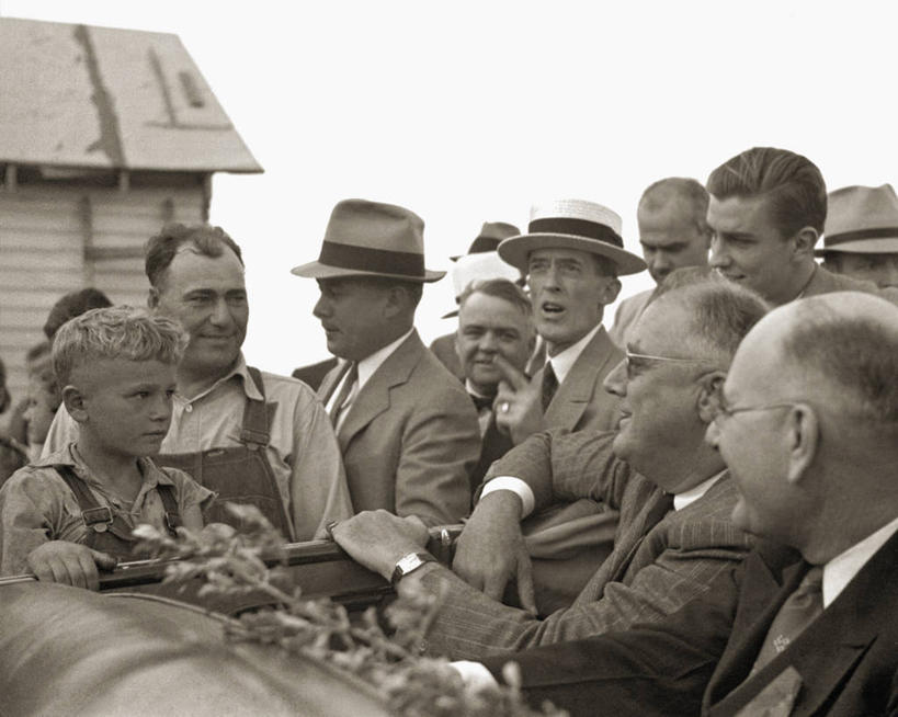 儿童,成年人,中年人,老年人,农民,横图,黑白,室外,白天,纯洁,农业,美国,许多人,小孩,一群人,可爱,童年,童趣,摄影,总统,政府,童真,烂漫,无邪,罗斯福,北达科他州,美国总统,富兰克林.德拉诺.罗斯福,富兰克林.罗斯福,天真,老年男性,男孩,男人,男性,中年男性,孩子,曼丹人