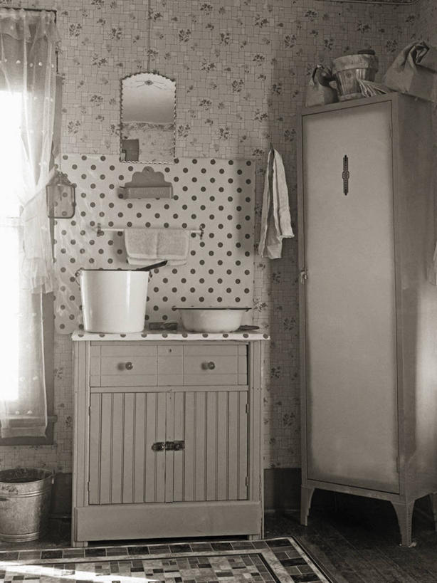 无人,家庭,竖图,黑白,室内,白天,浴室,美国,水槽,温暖,温馨,一家人,摄影,和睦,融洽,爱荷华