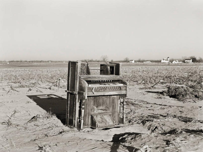 无人,横图,黑白,室外,白天,留白,农业,键盘,美国,废弃,田地,乐器,音乐,摄影,报废,废物,键盘乐器,丢弃,毁灭,风琴,放弃,抛弃,摈弃,屏弃,摈斥,摒除,水灾