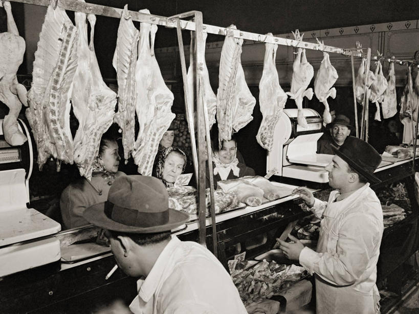 成年人,中年人,老年人,横图,黑白,室内,商务,纽约,美国,曼哈顿,肉,食品,市场,货摊,顾客,摄影,屠夫,老年男性,老年女性,年轻女性,中年男性,中年女性,年轻人,东村,肉店