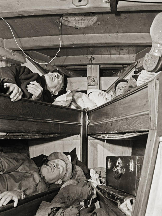 成年人,老年人,三个人,渔夫,竖图,黑白,室内,纽约,美国,工作,曼哈顿,渔船,休息,摄影,老年男性,钓鱼