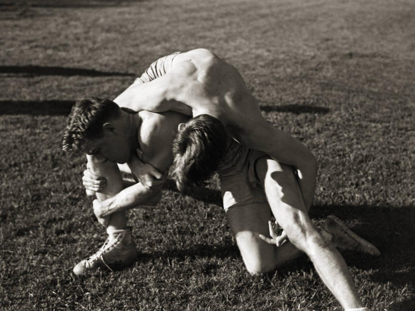 成年人,两个人,横图,黑白,室外,白天,运动,竞争,摔跤,美国,军事,力量,摄影,奋斗,海军,马里兰,安纳波利斯,美国海军学院,年轻男性,年轻人,美国海军,军校学员