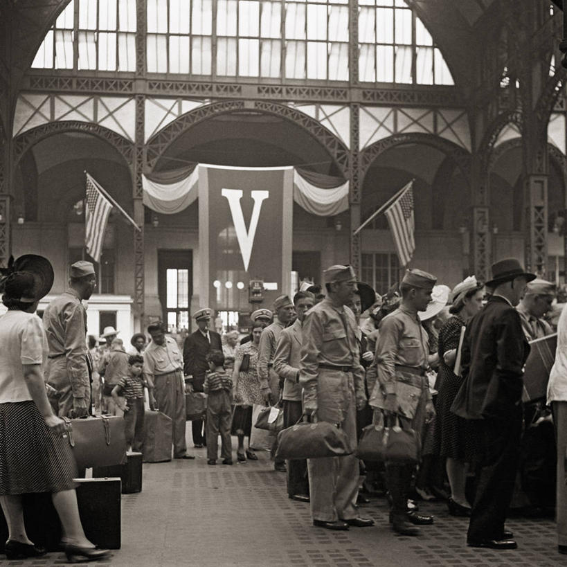 儿童,成年人,中年人,方图,黑白,室内,车站,纽约,美国,士兵,军事,标语,曼哈顿,站台,月台,运输,摄影,第二次世界大战,群众,中年男性,中年女性