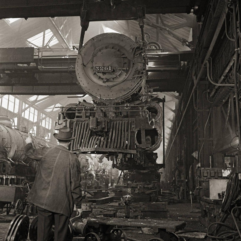 成年人,中年人,一个人,工厂,方图,黑白,室内,白天,城市,美国,仅一个男性,仅一个人,仅一个中年男性,朦胧,模糊,工作,工业,运输,摄影,北美,北美洲,机车,美洲,首府,北亚美利加洲,亚美利加洲,堪萨斯,堪萨斯州,向日葵之州,向日葵州,托皮卡,托尼卡,男人,男性,中年男性,美利坚合众国,官位,官职,职位