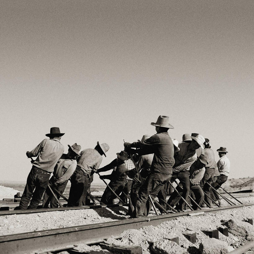 成年人,中年人,推,方图,黑白,室外,白天,留白,路,铁路,美国,朦胧,模糊,工作,轨道,交通,铁轨,许多人,一群人,职业,工业,运输,摄影,加利福尼亚,中年男性