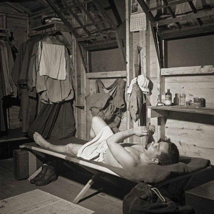 成年人,中年人,一个人,方图,黑白,室内,夜晚,美国,仅一个男性,仅一个人,仅一个中年男性,表演,军事,音乐,战争,摄影,长笛,北美,北美洲,第二次世界大战,美洲,南卡罗来纳州,北亚美利加洲,亚美利加洲,南卡罗来纳,扇榈之州,矮棕榈之州,男人,男性,中年男性,美利坚合众国,兵营