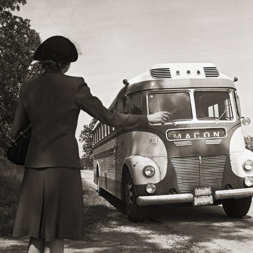 成年人,中年人,一个人,方图,黑白,室外,白天,留白,美国,仅一个女性,仅一个人,乘客,朦胧,模糊,巴士,挥手,仅一个中年女性,运输,摄影,女人,女性,中年女性