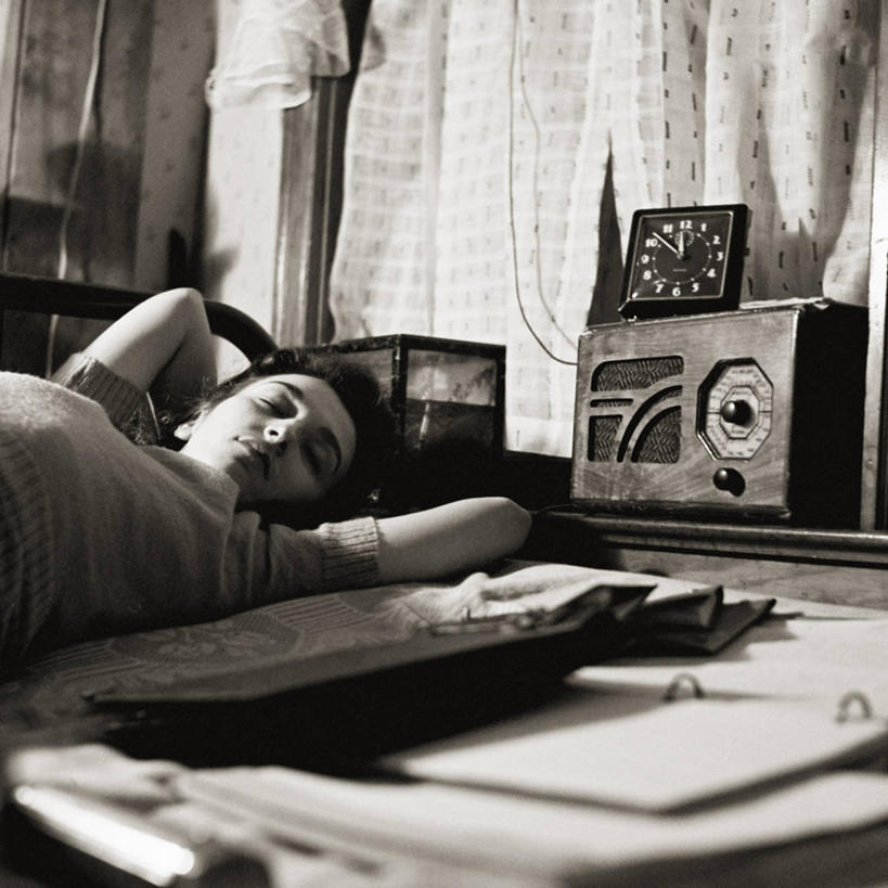 成年人,一个人,躺,方图,黑白,室内,白天,通讯,卧室,美国,仅一个年轻女性,仅一个女性,仅一个人,首都,听,历史,收音机,摄影,华盛顿特区,年轻女性,女人,女性,年轻人,仰卧