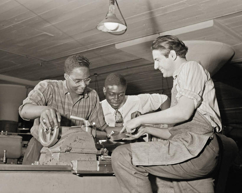 成年人,三个人,微笑,横图,黑白,室内,美国,工作,教育,设备,物品,摄影,车床,年轻男性,年轻人