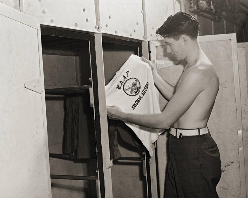 成年人,一个人,横图,黑白,室内,时尚,美国,仅一个男性,仅一个人,士兵,军事,首都,T恤,休闲装,裸露,仅一个年轻男性,洗衣服,摄影,裸,华盛顿特区,干衣机,烘干,男人,男性,年轻男性,年轻人