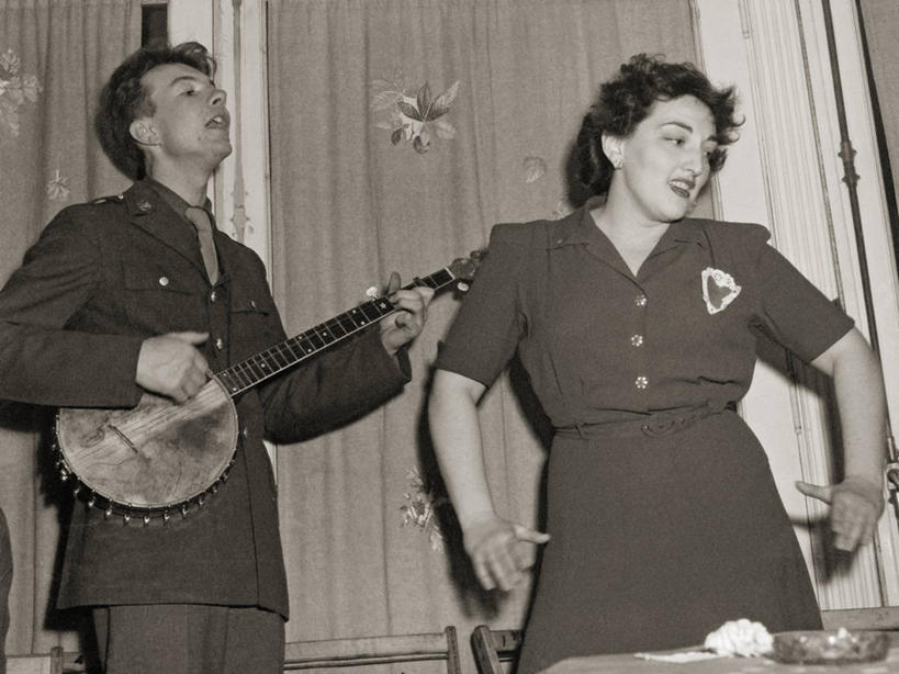 成年人,中年人,两个人,横图,黑白,室内,制服,美国,表演,首都,音乐,扮演,摄影,唱,演出,华盛顿特区,班卓琴,年轻男性,中年女性,年轻人,歌手