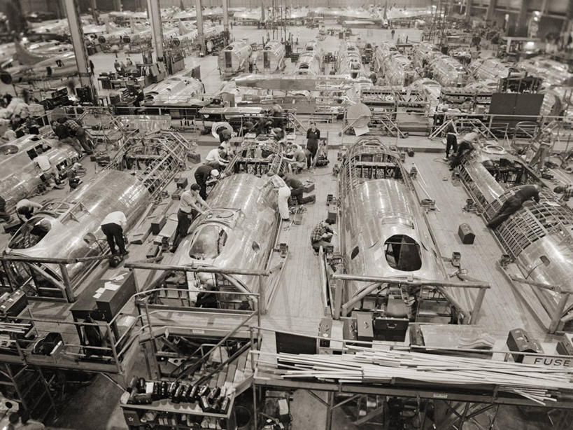 工厂,横图,俯视,黑白,室内,美国,军事,工作,历史,工业,摄影,第二次世界大战,军用机,华盛顿州,西雅图,高角度拍摄,官位,官职,职位