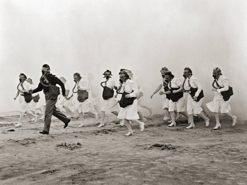 成年人,中年人,护士,横图,黑白,室外,白天,留白,制服,美国,朦胧,模糊,军事,许多人,一群人,烟,战争,摄影,军服,伊利诺斯州,防毒面罩,危险,中年男性,中年女性