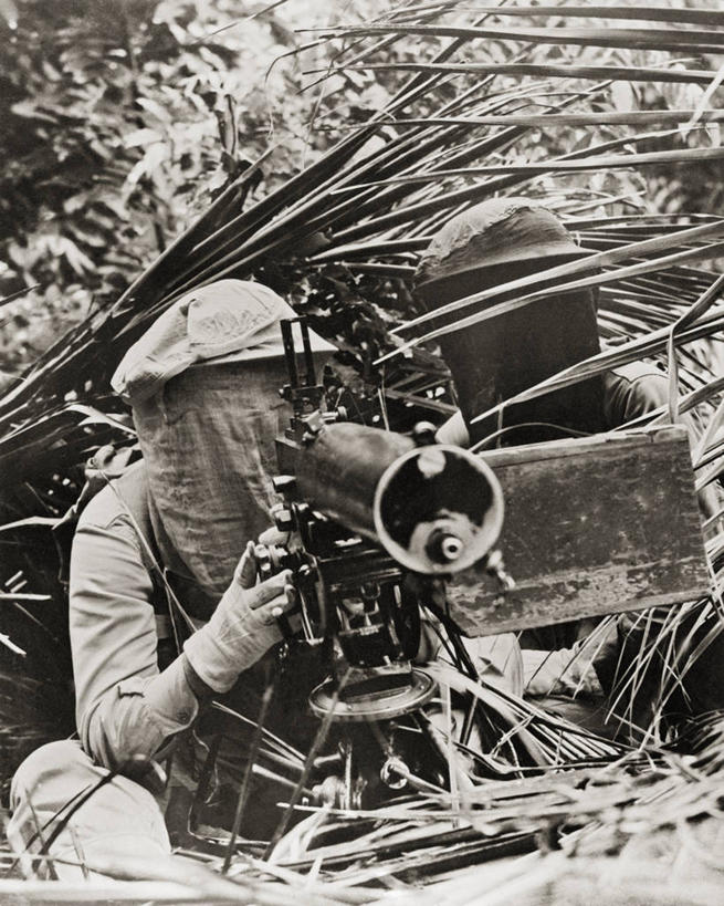 成年人,中年人,两个人,竖图,黑白,室外,白天,技术,加勒比海,士兵,朦胧,模糊,军事,蚊帐,大西洋,摄影,机关枪,危险,中年男性