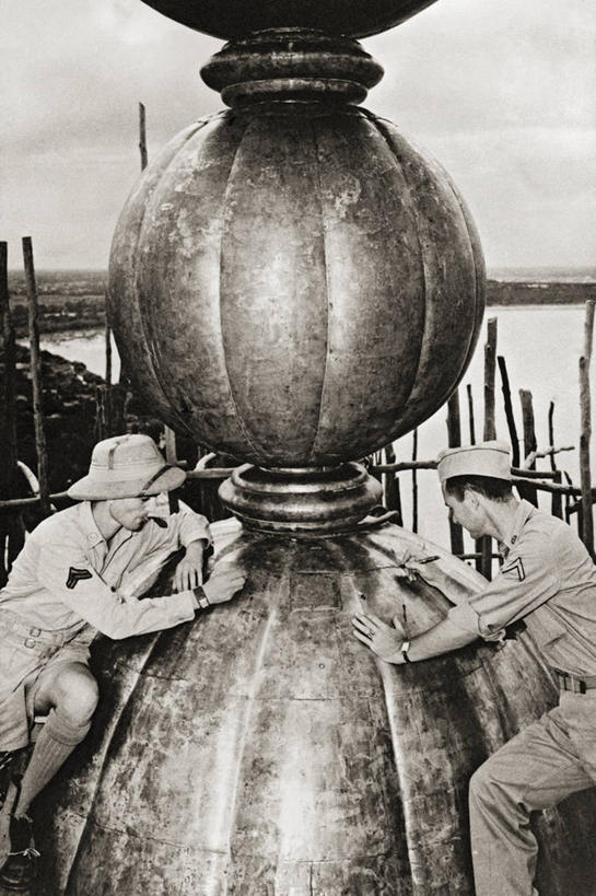 成年人,中年人,两个人,竖图,黑白,室外,白天,制服,泰姬陵,印度,士兵,军事,地标建筑,摄影,军服,阿格拉,中年男性,涂鸦