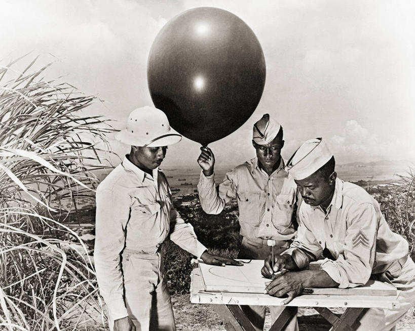 成年人,中年人,三个人,横图,黑白,室外,白天,加勒比海,士兵,军事,科学,大西洋,摄影,气象学,中年男性,气象气球
