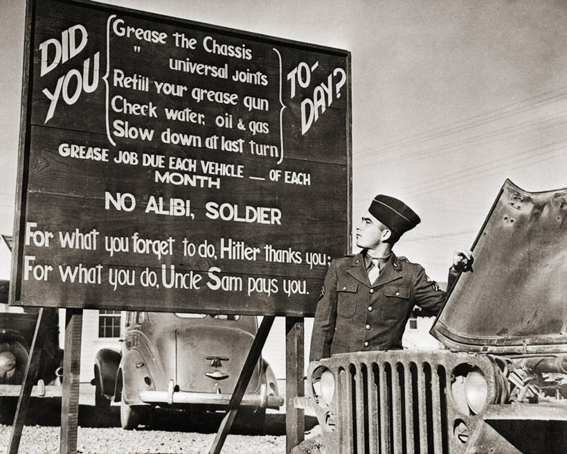 成年人,中年人,一个人,横图,黑白,室外,白天,美国,仅一个男性,仅一个人,仅一个中年男性,士兵,军事,摄影,英文字母,第二次世界大战,四驱车,军士,责任,男人,男性,中年男性