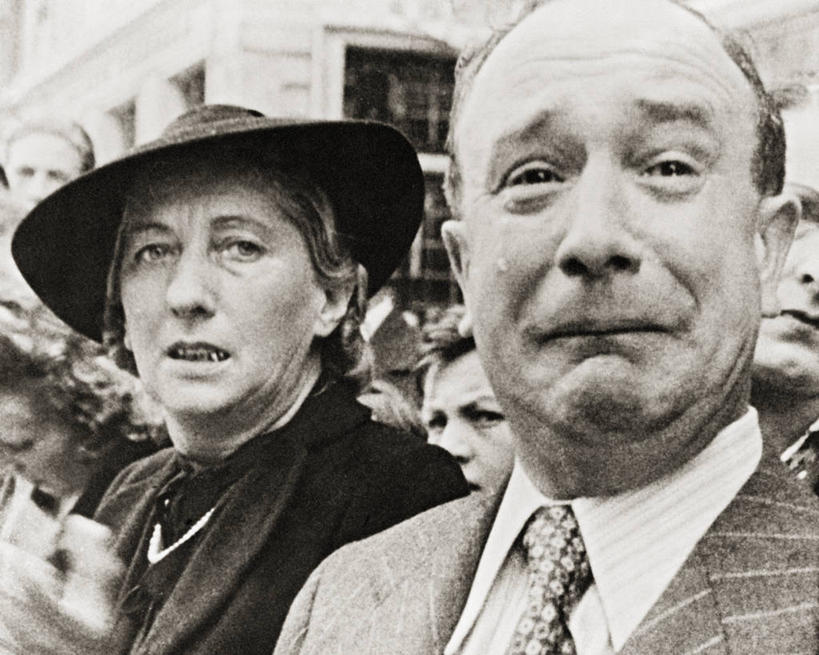 成年人,中年人,两个人,哭,横图,黑白,室外,白天,马赛,法国,历史,摄影,第二次世界大战,击败,绝望,法国文化,悲哀,中年男性,中年女性