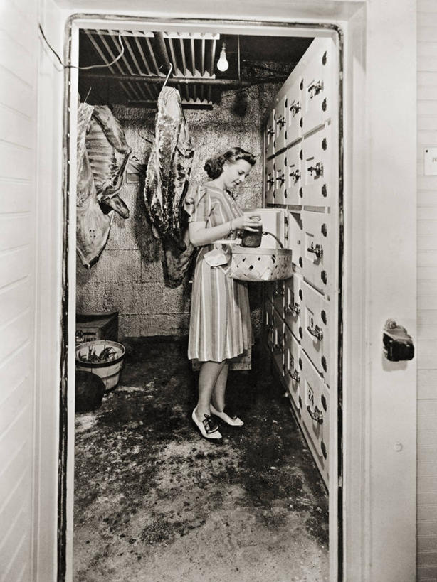 成年人,中年人,一个人,竖图,黑白,室内,合作,松树,美国,仅一个女性,仅一个人,牛肉,食品,储物柜,仅一个中年女性,摄影,冰柜,电,田纳西,女人,女性,中年女性