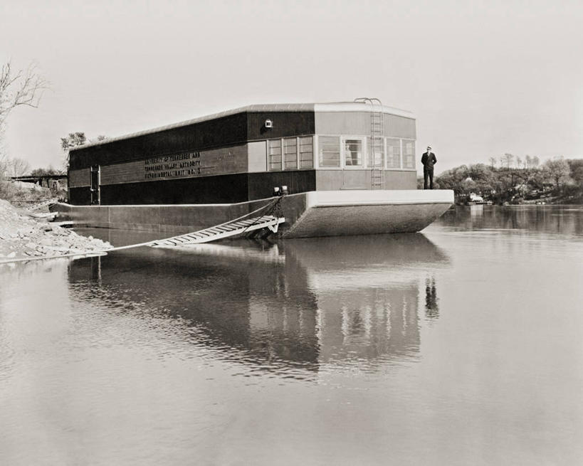 成年人,中年人,两个人,横图,黑白,室外,白天,留白,商务,美国,工业,运输,摄影,冰柜,政府,田纳西,中年男性,精力,驳船