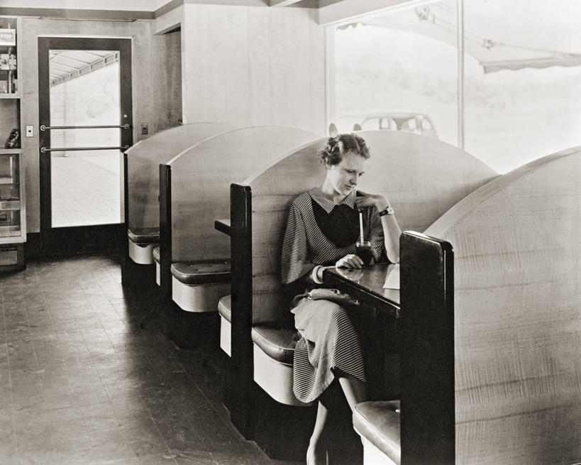 成年人,一个人,横图,黑白,室内,白天,美国,仅一个年轻女性,仅一个女性,仅一个人,饮食,摄影,药房,美国文化,田纳西,年轻女性,女人,女性,年轻人