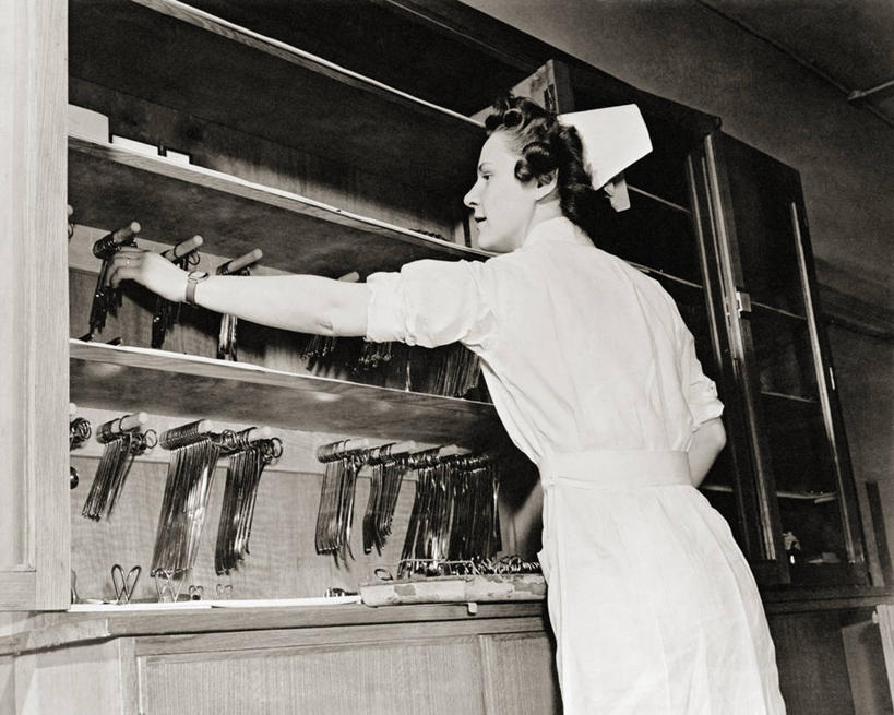 成年人,中年人,一个人,护士,横图,黑白,室内,柜子,美国,仅一个女性,仅一个人,工作,仅一个中年女性,摄影,手术器械,女人,女性,中年女性