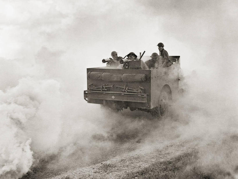 成年人,中年人,四个人,横图,黑白,室外,白天,美国,朦胧,模糊,军事,烟,战争,摄影,机关枪,军用车,中年男性