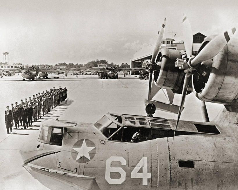 成年人,中年人,横图,黑白,室外,白天,留白,美国,一排,朦胧,模糊,整齐,军事,水上飞机,许多人,历史,排列,停机坪,一群人,战争,摄影,北美,北美洲,第二次世界大战,队列,美洲,军用机,佛罗里达,佛罗里达州,佛州,阳光州,北亚美利加洲,亚美利加洲,中年男性,美利坚合众国