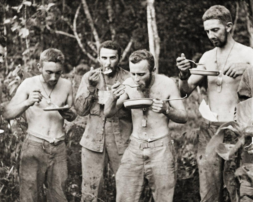 成年人,中年人,四个人,吃,横图,黑白,室外,白天,士兵,食品,裸露,战争,摄影,第二次世界大战,裸,饥饿,南太平洋,中年男性,饿