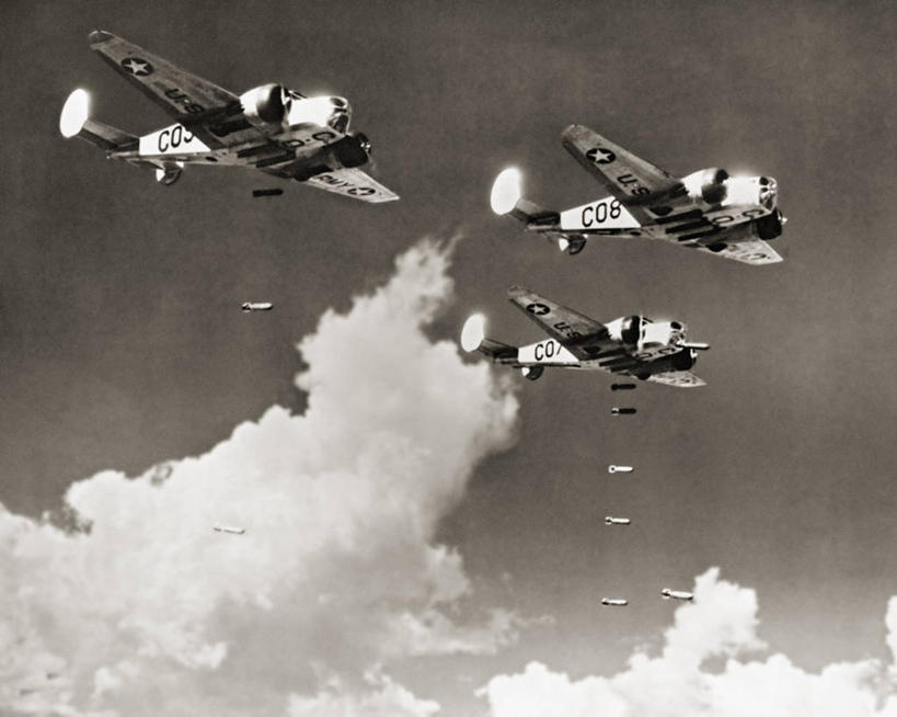 无人,横图,黑白,室外,白天,仰视,美国,军事,战争,运输,摄影,飞行器,轰炸,军用机,安诺拉盖伊轰炸机,新墨西哥,螺旋桨飞机,低角度拍摄,卡尔斯巴德,空袭,爆炸物