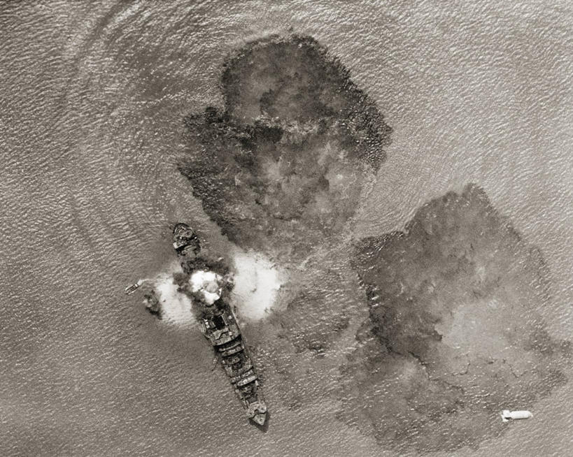 无人,横图,俯视,航拍,黑白,室外,白天,爆炸,城市,船,炸弹,缅甸,首都,战争,摄影,印度洋,第二次世界大战,鸟瞰,货运,货船,毁灭,轰炸,高角度拍摄,水污染,仰光