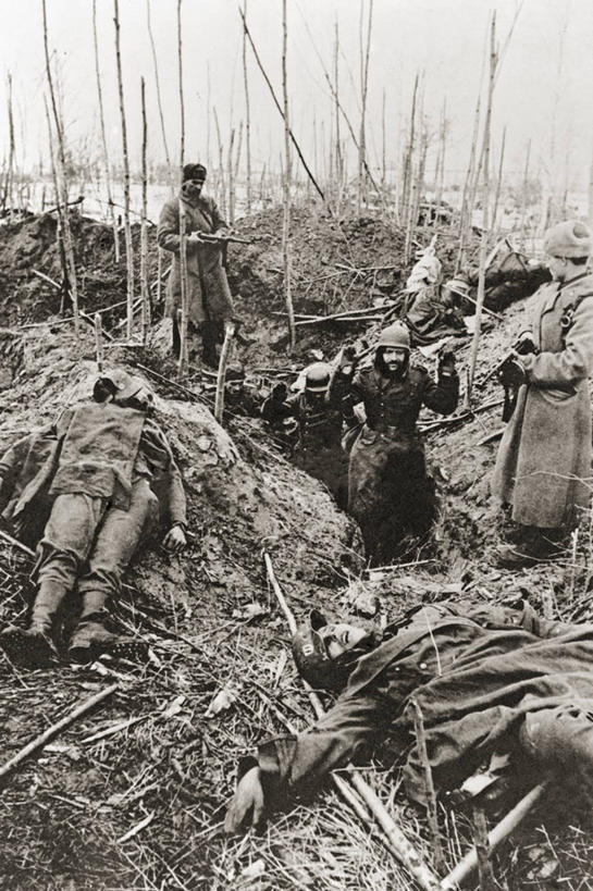 成年人,中年人,举,竖图,黑白,室外,白天,士兵,历史,托,战争,摄影,第二次世界大战,击败,投降,前苏联,中年男性,举起,举手,举着,向上举,向上伸,向上托