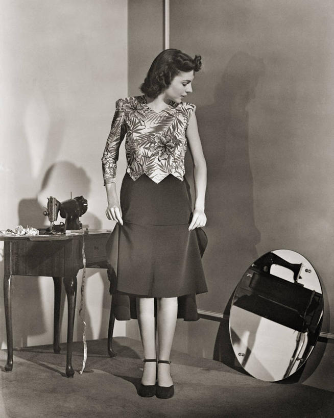 成年人,中年人,一个人,竖图,黑白,室内,裙子,时尚,镜子,美国,仅一个女性,仅一个人,缝纫机,仅一个中年女性,战争,摄影,肖像,女人,女性,中年女性,影棚拍摄