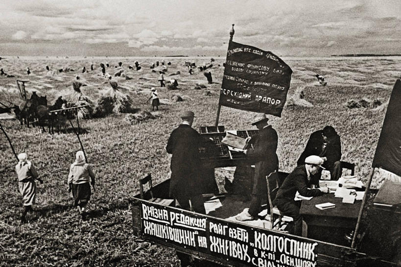 成年人,中年人,老年人,四个人,农民,横图,黑白,室外,白天,通讯,农业,报纸,乌克兰,工作,摄影,收获,前苏联,共产主义,老年男性,中年男性,新闻记者