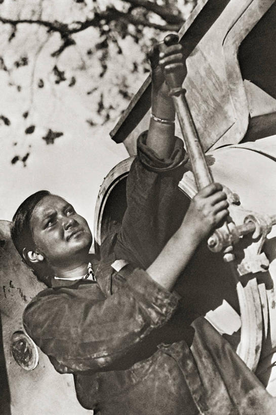 成年人,中年人,一个人,竖图,黑白,室外,白天,乌兹别克斯坦,仅一个女性,仅一个人,工作,做,仅一个中年女性,工业,摄影,前苏联,共产主义,女人,女性,中年女性,官位,官职,职位