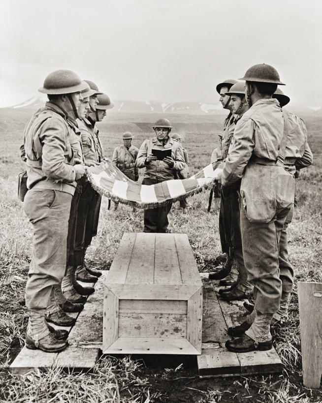 成年人,中年人,竖图,黑白,室外,白天,留白,美国,士兵,军事,战争,摄影,死亡,第二次世界大战,棺材,墓穴,葬礼,阿留申群岛,年轻男性,中年男性,年轻人