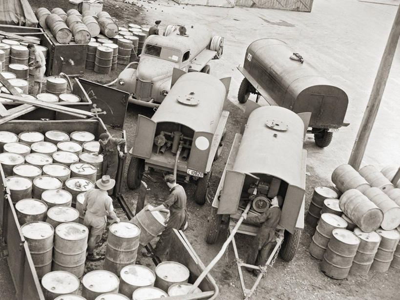 成年人,中年人,横图,黑白,室外,白天,澳大利亚,环保,战争,摄影,能源,回收,燃料,资源,第二次世界大战,汽油,利用,油罐车,低碳,循环,持续,中年男性,商用车