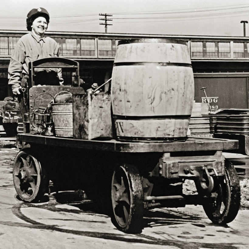 成年人,中年人,一个人,方图,黑白,室外,白天,信心,美国,仅一个女性,仅一个人,工作,桶,推车,历史,仅一个中年女性,职业,运输,摄影,女人,女性,中年女性