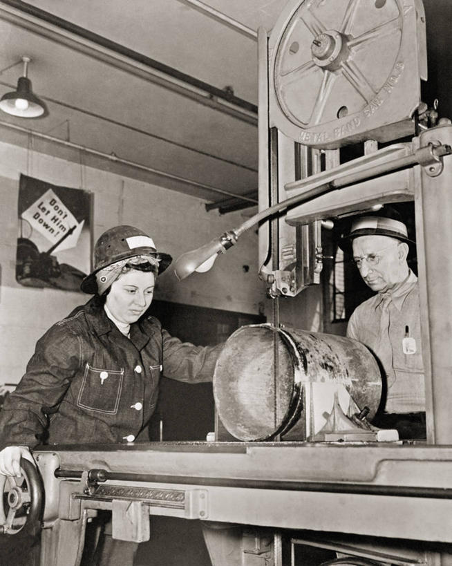 成年人,中年人,老年人,两个人,竖图,黑白,室内,信心,美国,工作,金属,职业,工业,摄影,锯子,电锯,锯,宾夕法尼亚,老年男性,中年女性