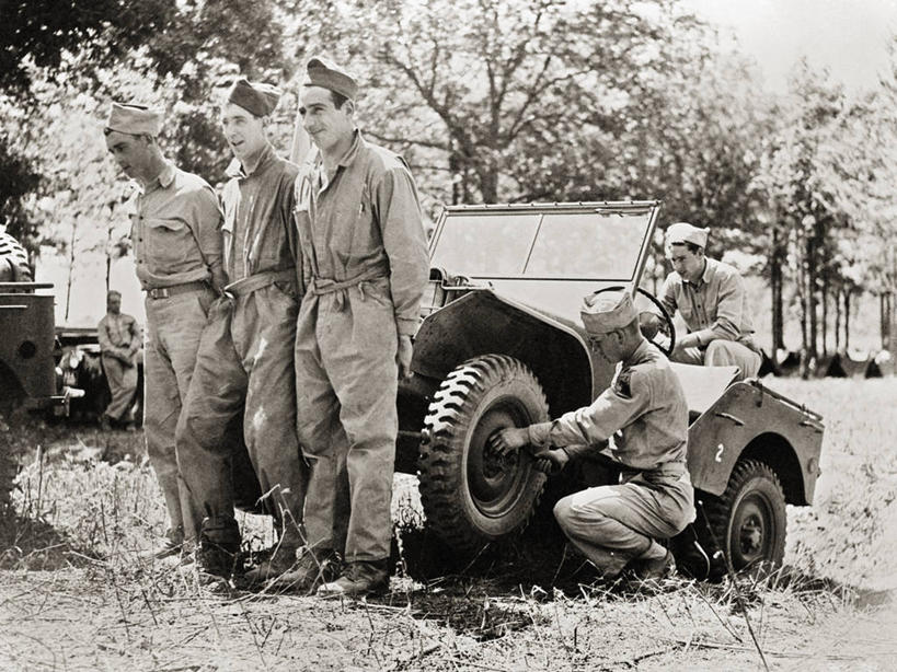成年人,横图,黑白,室外,白天,美国,五个人,士兵,军事,黑色,轮胎,橡胶,运输,摄影,第二次世界大战,破裂,漏气,橡胶制品,四驱车,车胎,田纳西,年轻男性,年轻人,外胎,泄漏