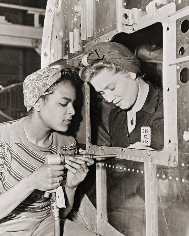 成年人,两个人,竖图,黑白,室内,合作,美国,工作,战争,工业,摄影,第二次世界大战,成就,加利福尼亚,长滩,年轻女性,年轻人,官位,官职,职位