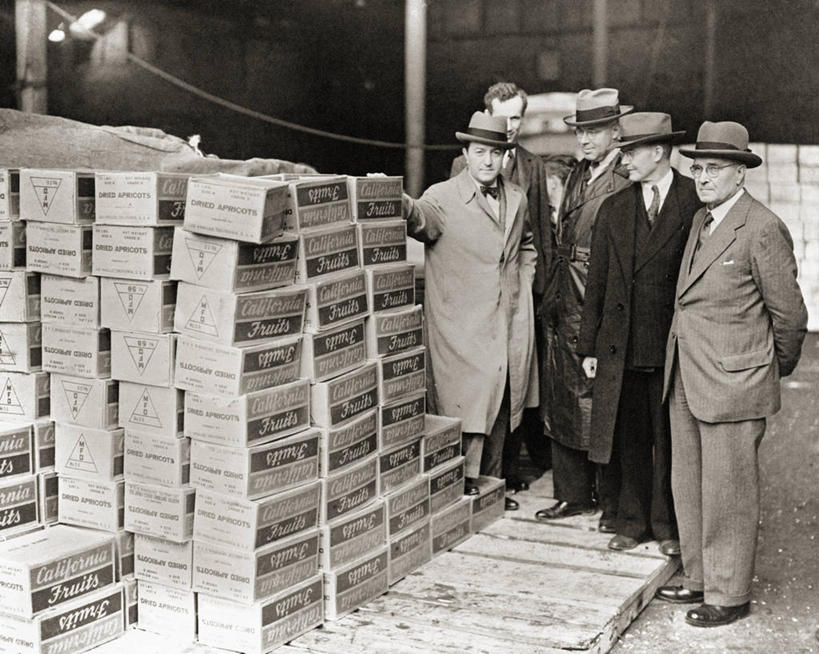 成年人,老年人,横图,黑白,室内,杏,水果,英国,五个人,食品,盒子,摄影,第二次世界大战,政府,老年男性