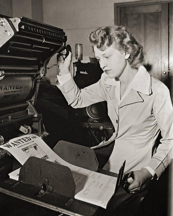 成年人,一个人,竖图,黑白,室内,通讯,美国,仅一个年轻女性,仅一个女性,仅一个人,海报,战争,摄影,犯罪,印刷机,美国联邦调查局,年轻女性,女人,女性,年轻人