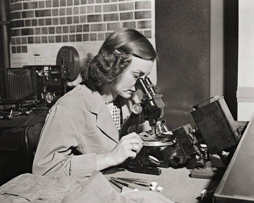 成年人,一个人,科学家,横图,黑白,室内,技术,美国,仅一个年轻女性,仅一个女性,仅一个人,科学,显微镜,摄影,年轻女性,女人,女性,年轻人
